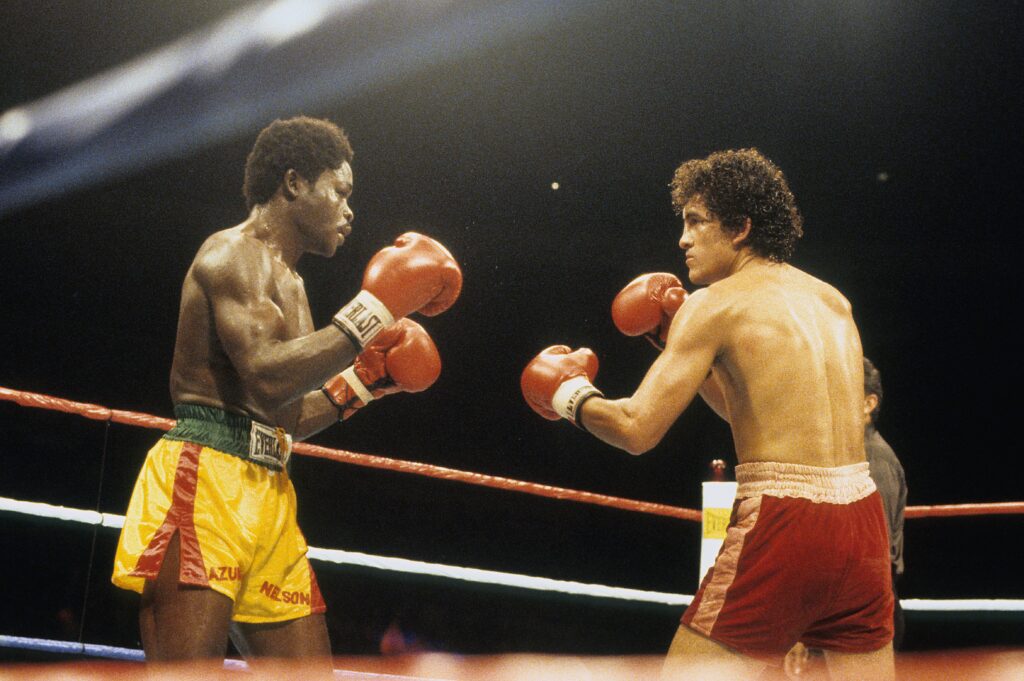 Salvador Sánchez looks to throw a punch at Azumah Nelson in their featherweight title fight in 1982.